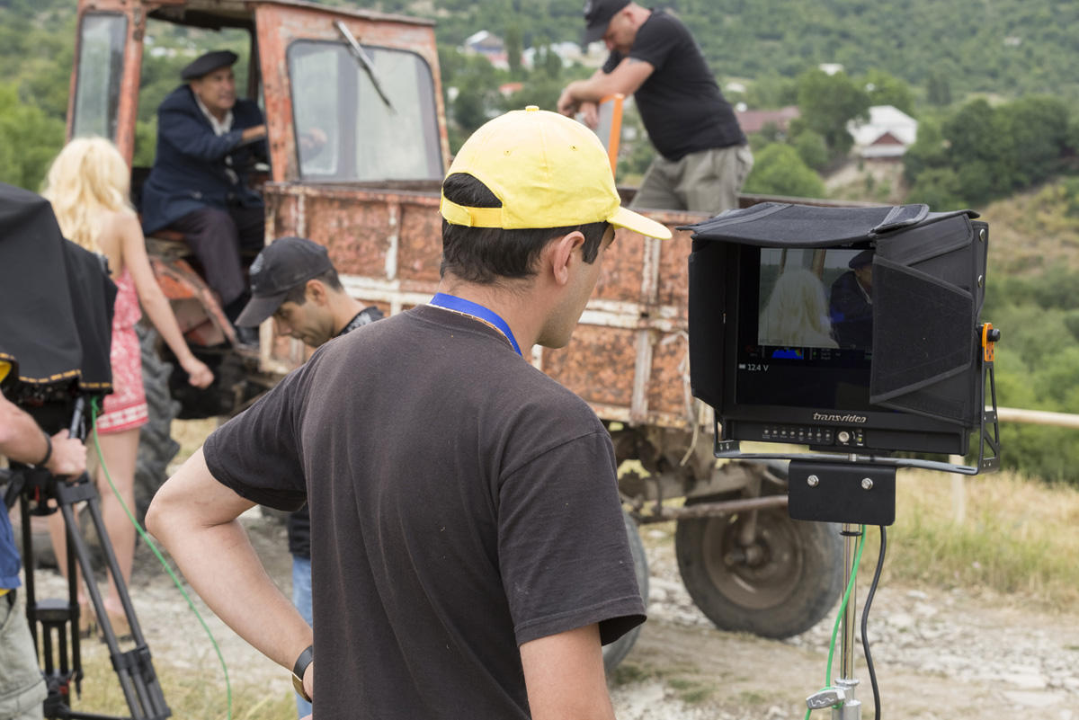Белокурая красавица вернула к жизни народного артиста Азербайджана  (ВИДЕО, ФОТО)