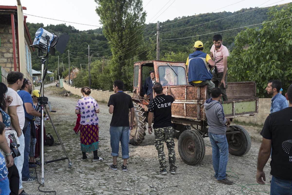 Белокурая красавица вернула к жизни народного артиста Азербайджана  (ВИДЕО, ФОТО)