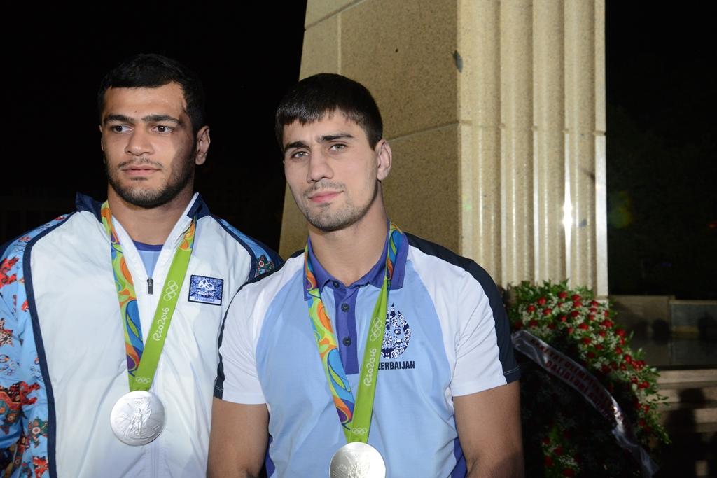 Азербайджанские олимпийцы посетили памятник Гейдара Алиева (ФОТО)