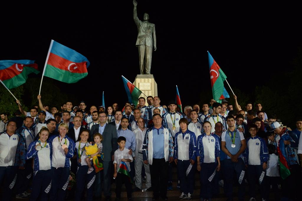 Азербайджанские олимпийцы посетили памятник Гейдара Алиева (ФОТО)