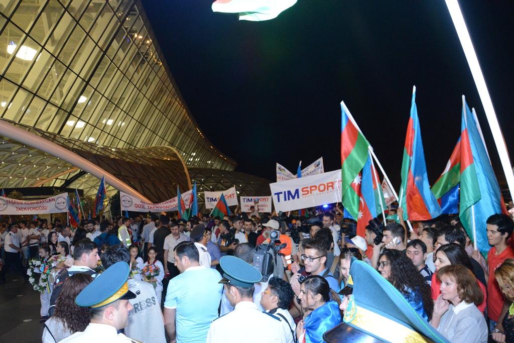 Олимпийская сборная Азербайджана вернулась на Родину (ФОТО)