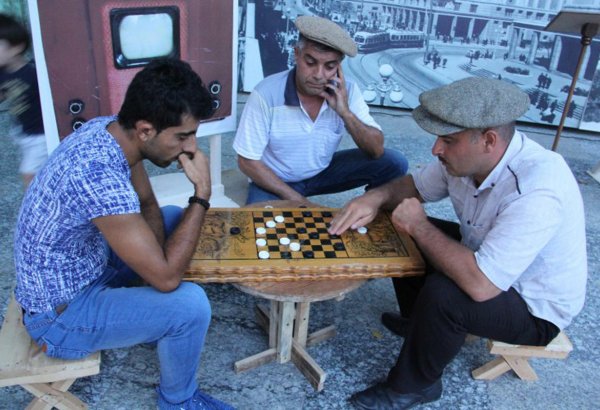 Бакинский уик-энд: нарды, ретро-музыка, танцы (ФОТО)