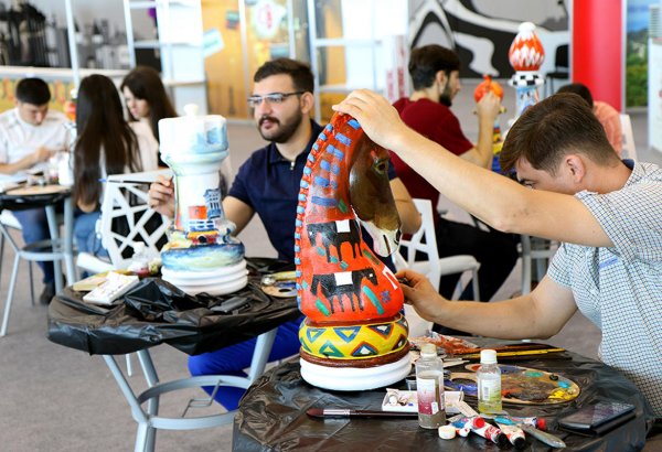 Креативные и красочные шахматные фигуры в Баку (ФОТО)