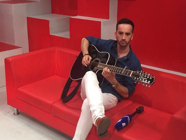 Певец из Баку стал корреспондентом  "Голоса" на российском канале (ФОТО)