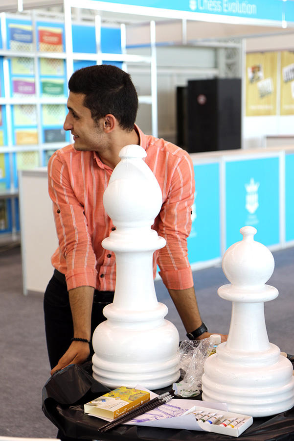 Креативные и красочные шахматные фигуры в Баку (ФОТО)