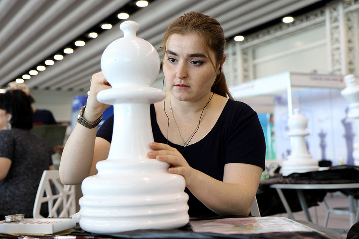 Креативные и красочные шахматные фигуры в Баку (ФОТО)