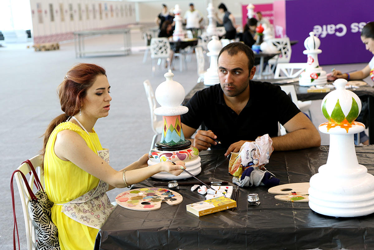 Креативные и красочные шахматные фигуры в Баку (ФОТО)