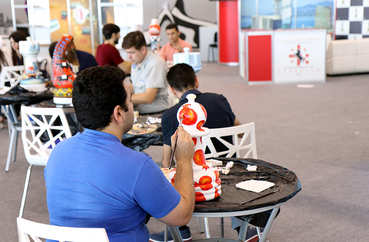 Креативные и красочные шахматные фигуры в Баку (ФОТО)