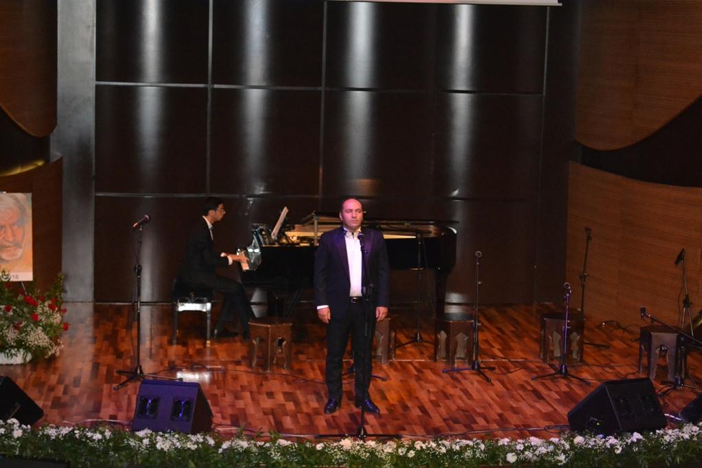 В Баку презентована книга Шахрияра "Приветствие Гейдарбабе" (ФОТО)