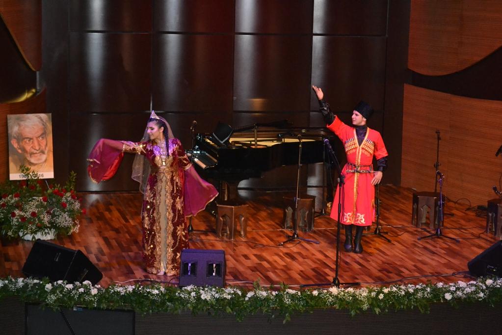 В Баку презентована книга Шахрияра "Приветствие Гейдарбабе" (ФОТО)