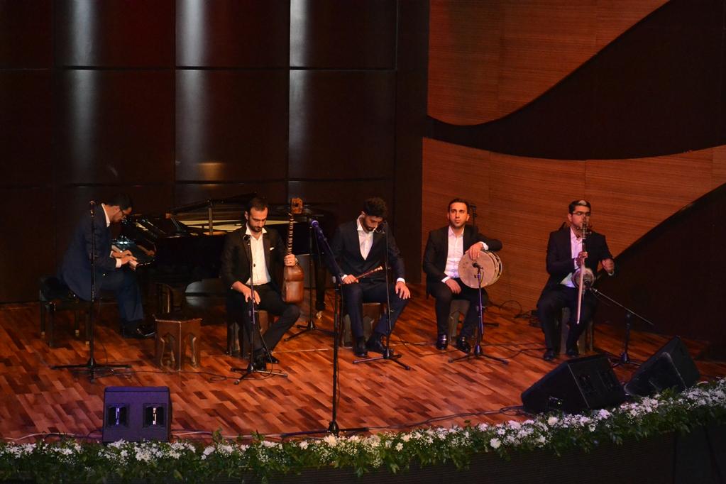 В Баку презентована книга Шахрияра "Приветствие Гейдарбабе" (ФОТО)