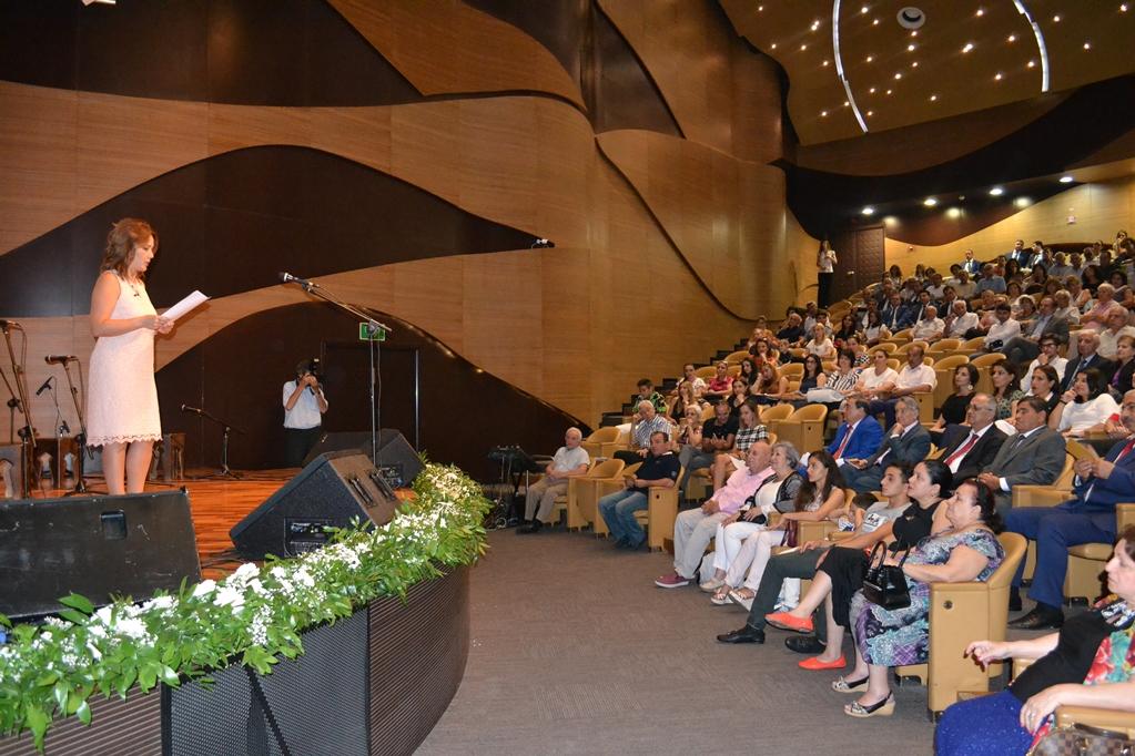 В Баку презентована книга Шахрияра "Приветствие Гейдарбабе" (ФОТО)