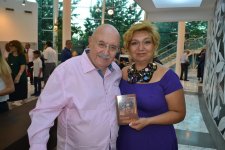 В Баку презентована книга Шахрияра "Приветствие Гейдарбабе" (ФОТО)