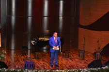 В Баку презентована книга Шахрияра "Приветствие Гейдарбабе" (ФОТО)