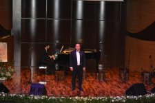 В Баку презентована книга Шахрияра "Приветствие Гейдарбабе" (ФОТО)