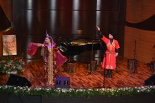 В Баку презентована книга Шахрияра "Приветствие Гейдарбабе" (ФОТО)