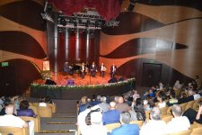 В Баку презентована книга Шахрияра "Приветствие Гейдарбабе" (ФОТО)