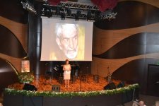 В Баку презентована книга Шахрияра "Приветствие Гейдарбабе" (ФОТО)