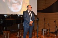 В Баку презентована книга Шахрияра "Приветствие Гейдарбабе" (ФОТО)
