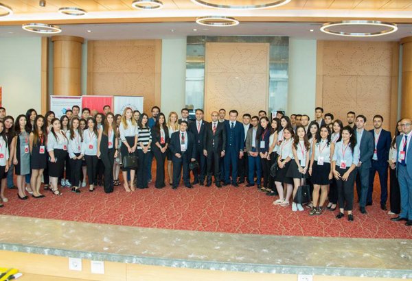 Социальные сети сегодня! В Баку состоялась презентация SMM 2016 Business Breakfast (ФОТО)