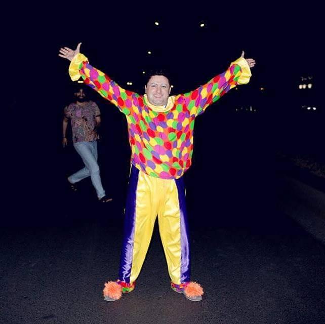 Клоун за рулем автомобиля, или "Игра в прятки" по-азербайджански (ФОТО)