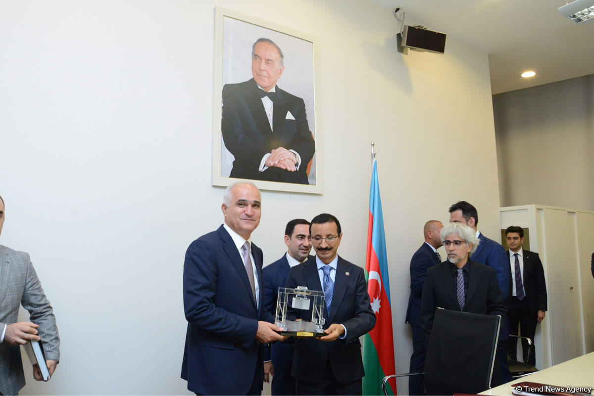 Азербайджан привлек крупнейшего мирового портового оператора для создания ЗСТ