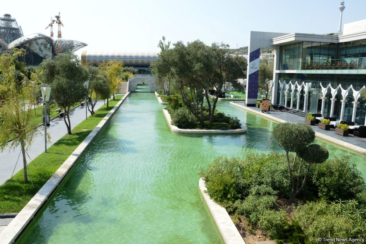 Невидимая жизнь Бакинского бульвара – фоторепортаж