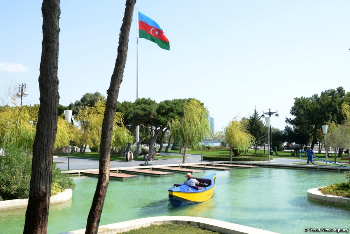 Невидимая жизнь Бакинского бульвара – фоторепортаж