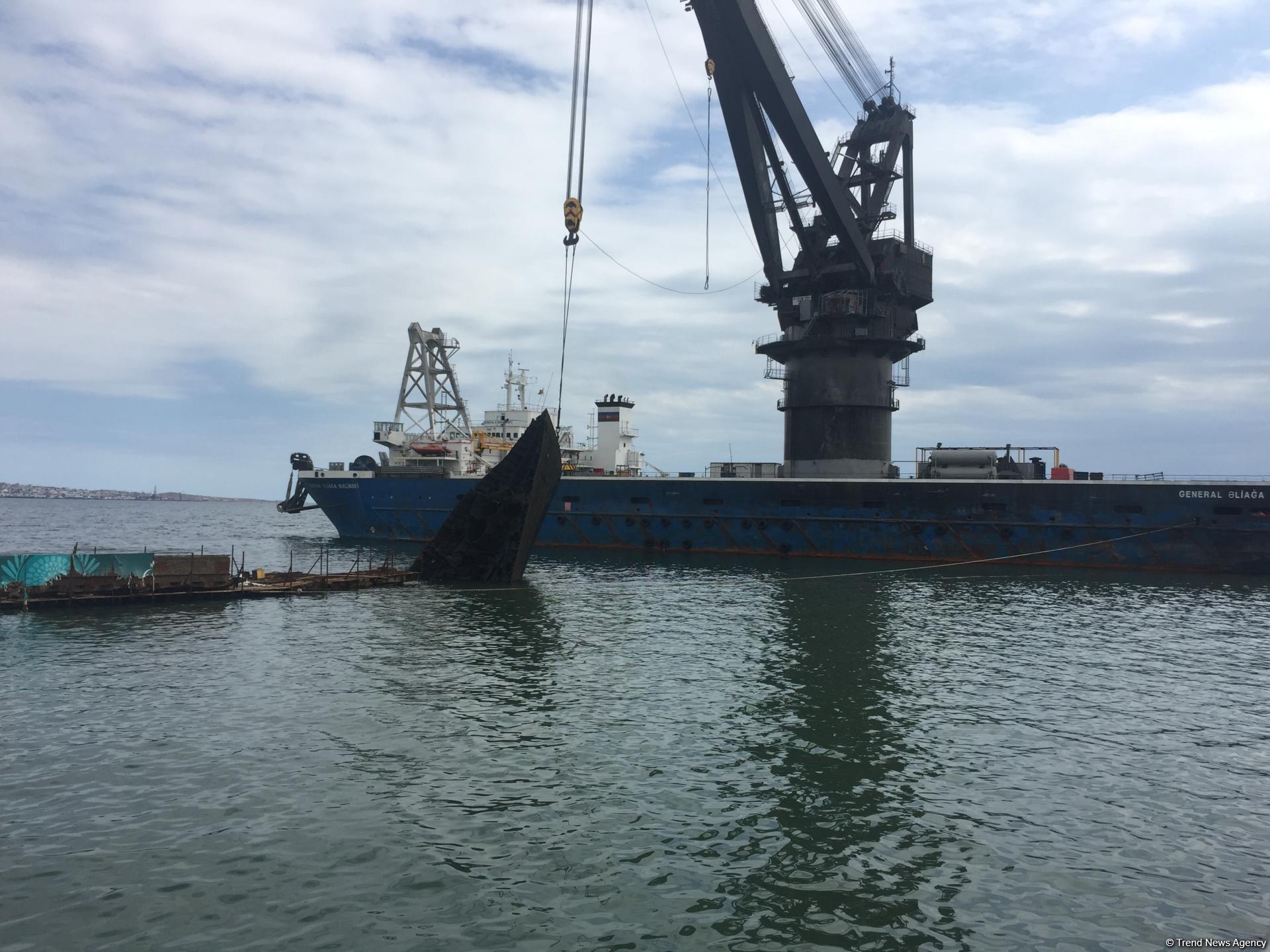 Как очищают Бакинскую бухту (ФОТО, ВИДЕО)