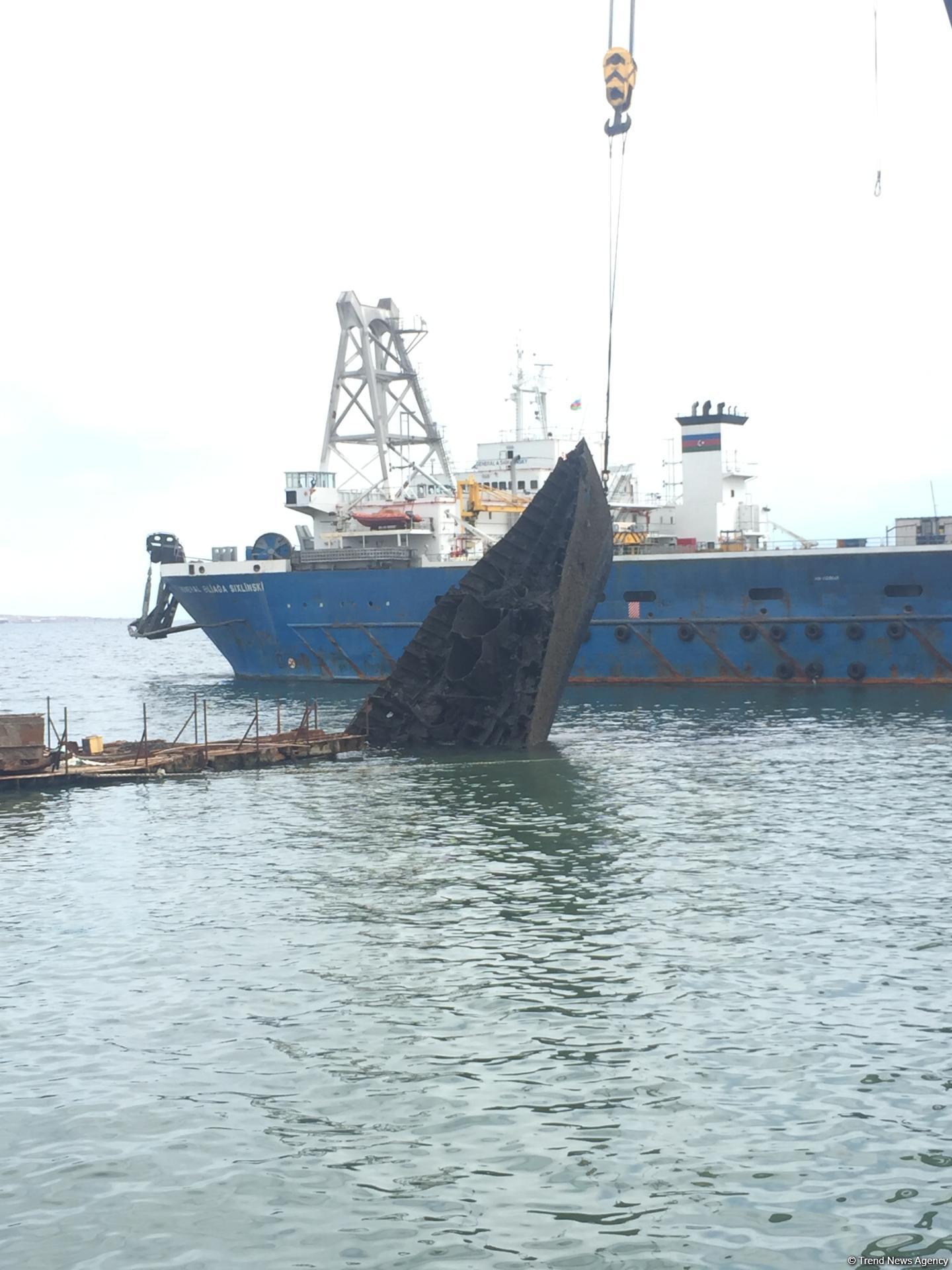 Как очищают Бакинскую бухту (ФОТО, ВИДЕО)