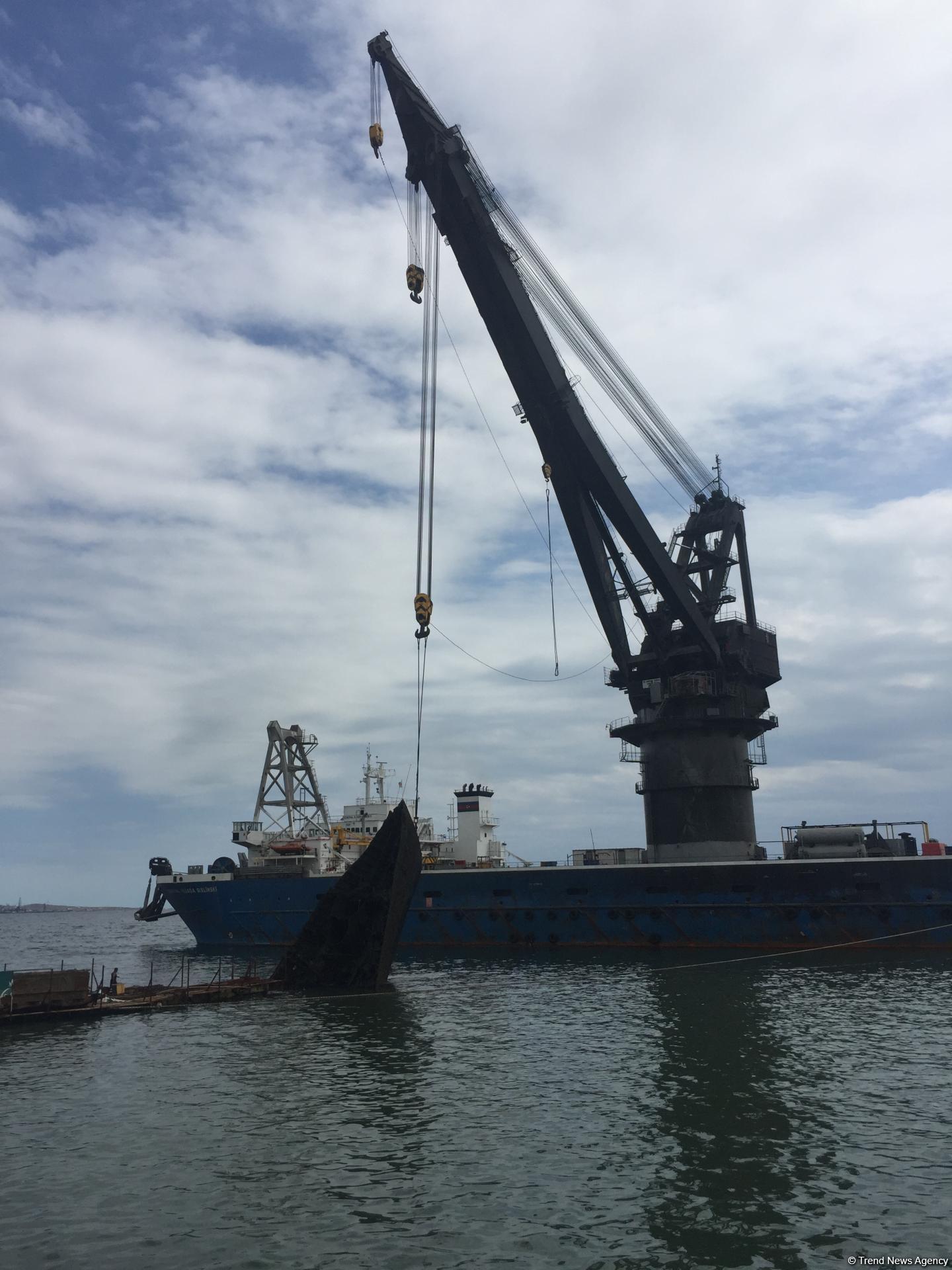 Как очищают Бакинскую бухту (ФОТО, ВИДЕО)