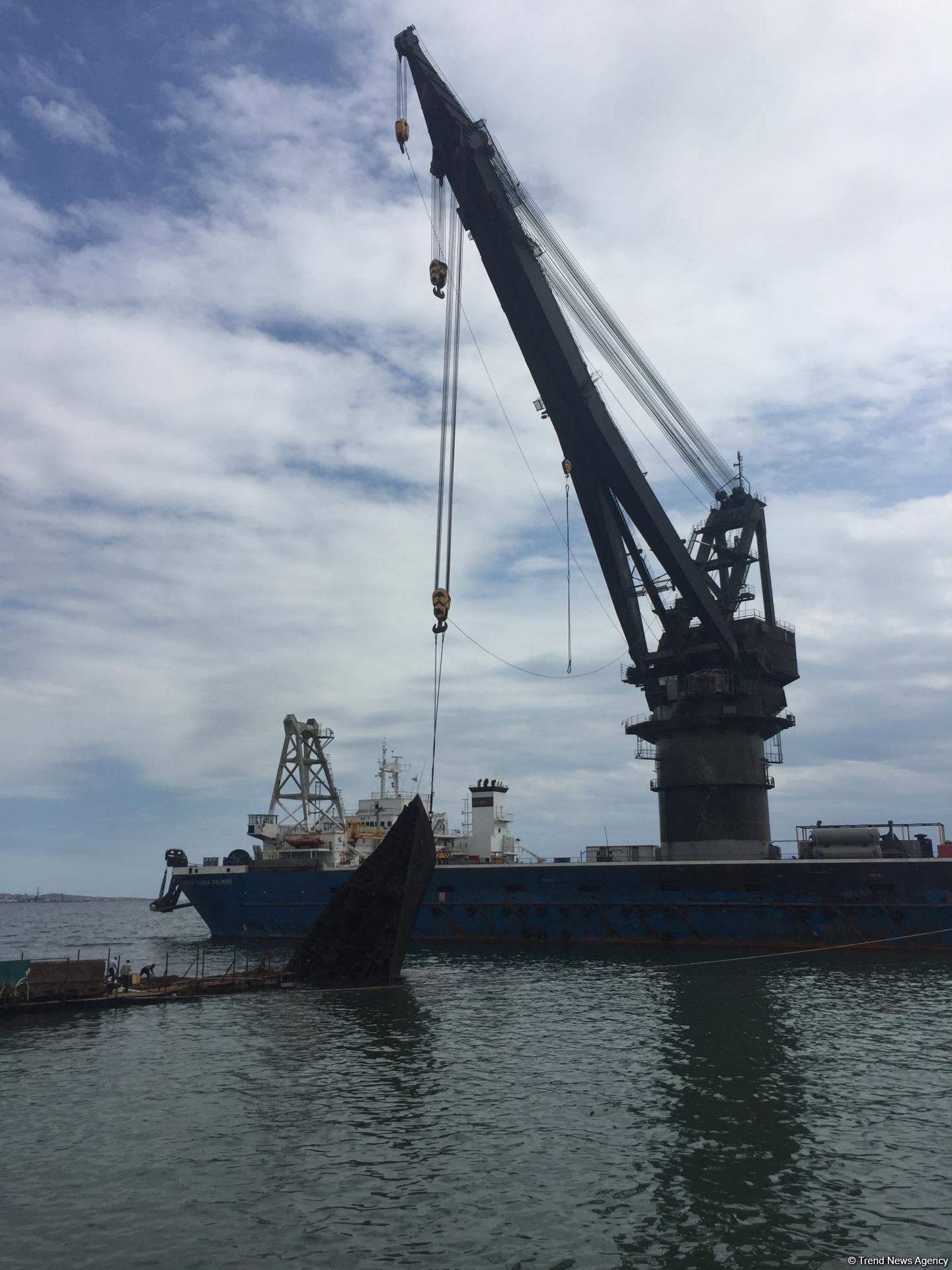 Как очищают Бакинскую бухту (ФОТО, ВИДЕО)