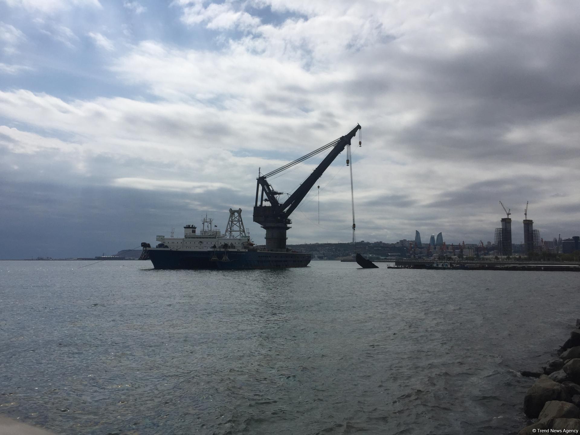 Как очищают Бакинскую бухту (ФОТО, ВИДЕО)