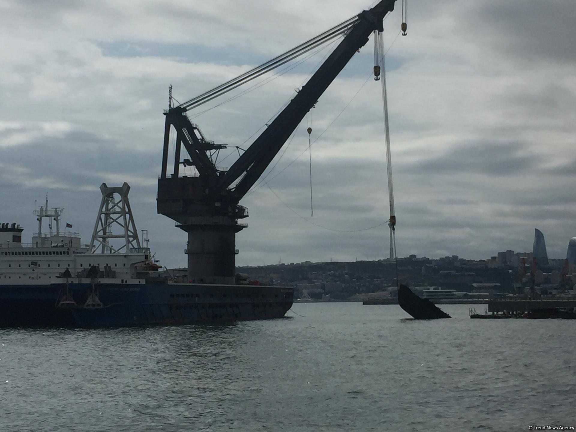 Как очищают Бакинскую бухту (ФОТО, ВИДЕО)