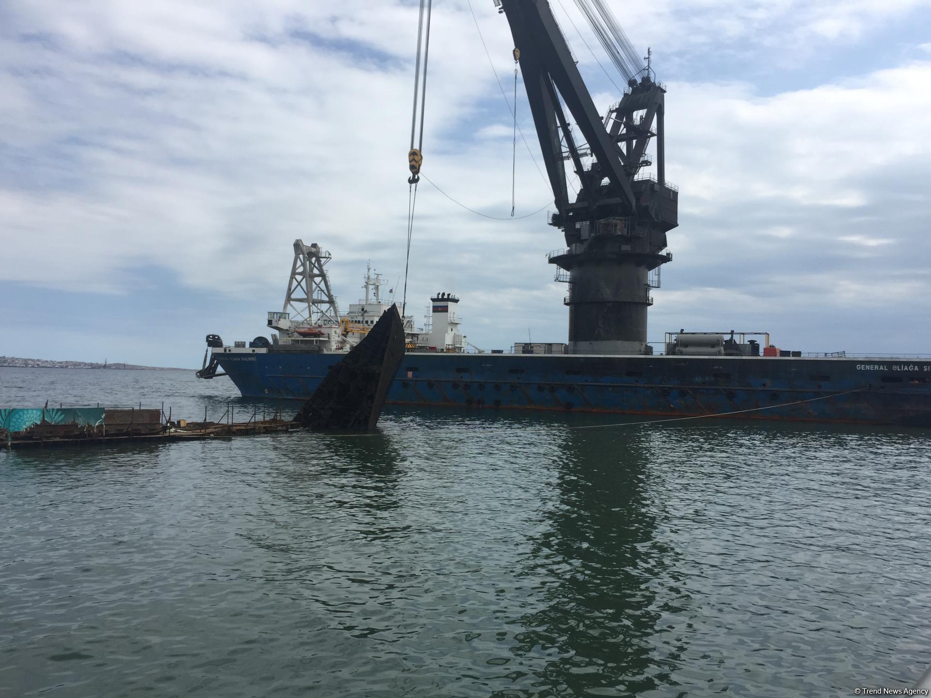 Как очищают Бакинскую бухту (ФОТО, ВИДЕО)