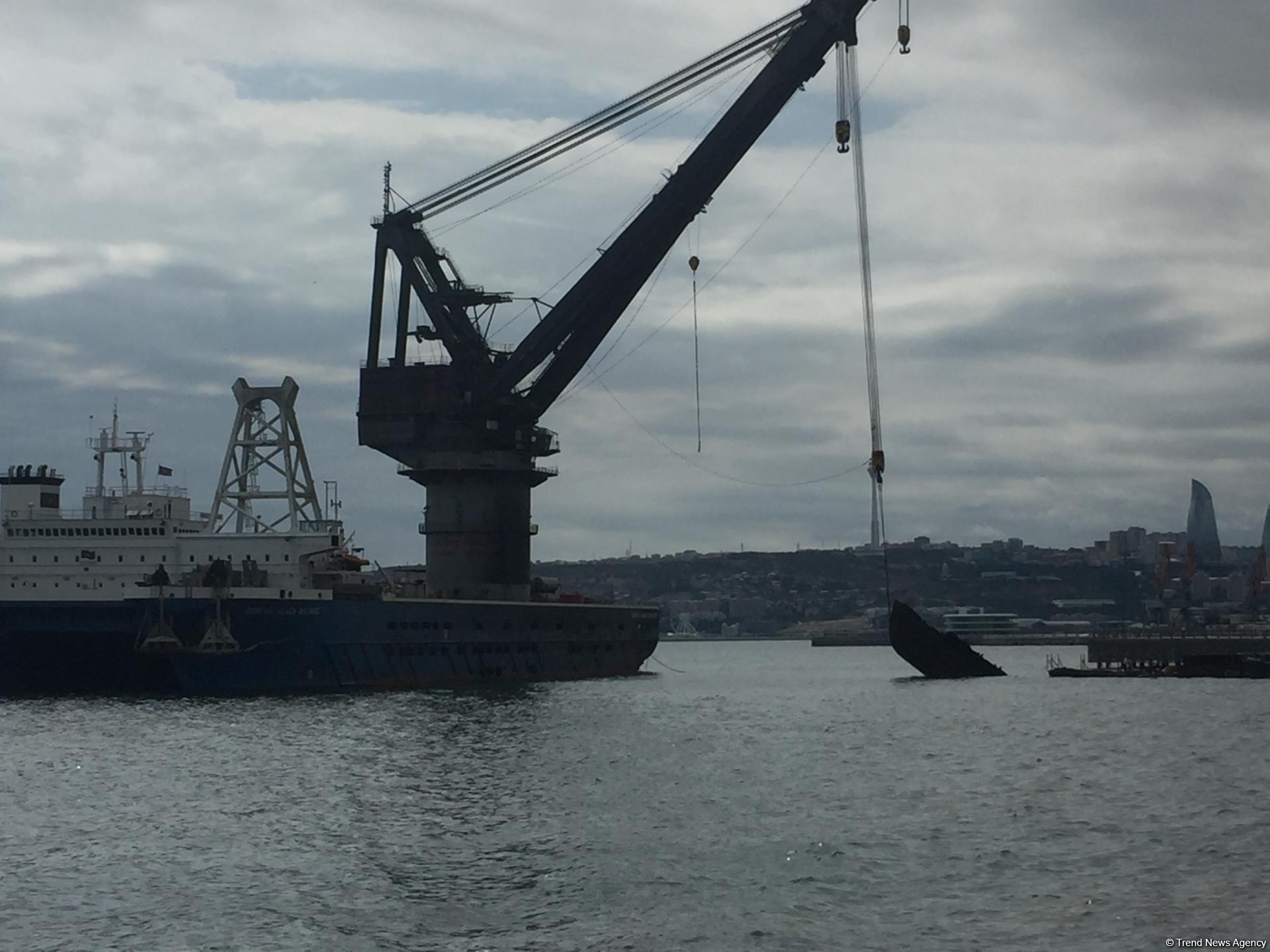 Как очищают Бакинскую бухту (ФОТО, ВИДЕО)