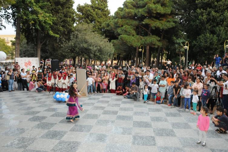 Бакинский уик-энд: ретро-автомобили, музыка, танцы (ФОТО)