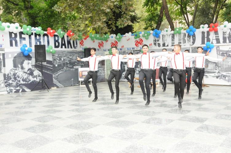 Бакинский уик-энд: ретро-автомобили, музыка, танцы (ФОТО)