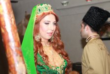 "Аршин мал алан" в необычном клипе  Фидан Гаджиевой и Алескера Алиева  (ФОТО)