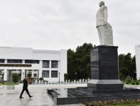 Президент Азербайджана посетил  памятник великому лидеру Гейдару Алиеву в Сабирабаде (ФОТО)