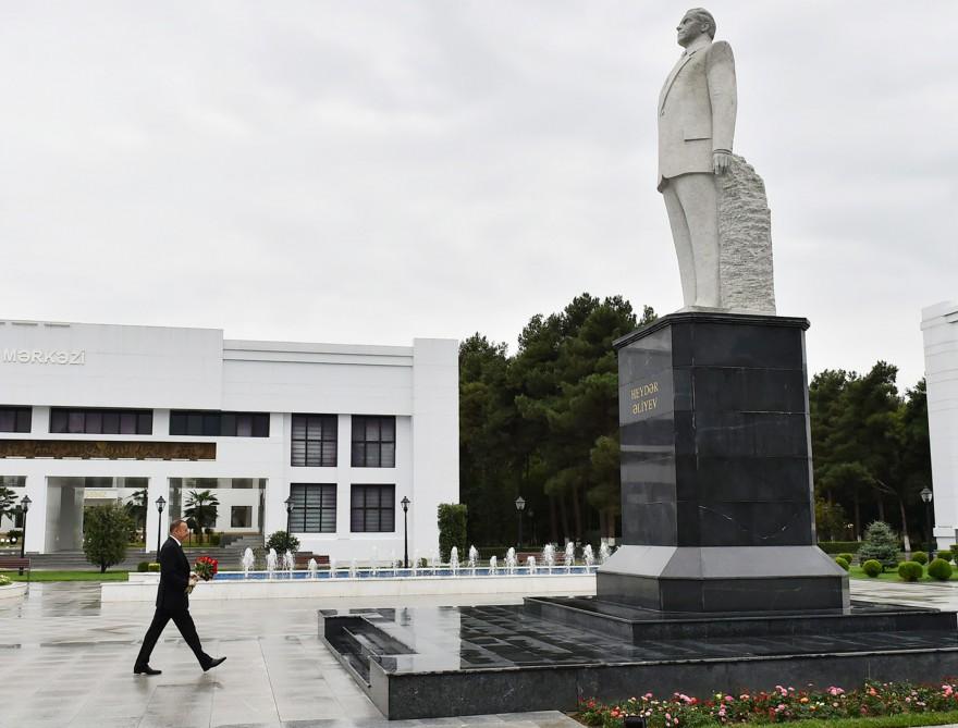 Президент Азербайджана посетил  памятник великому лидеру Гейдару Алиеву в Сабирабаде (ФОТО)