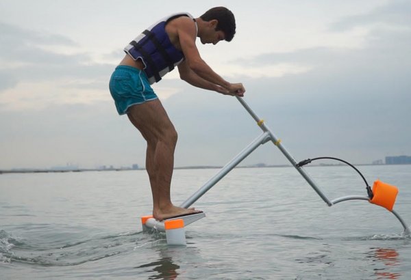 Такого в Азербайджане еще не было! Как парить на воде при помощи мускул и крыльев (ФОТО)