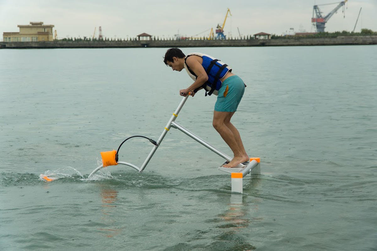 Такого в Азербайджане еще не было! Как парить на воде при помощи мускул и крыльев (ФОТО)