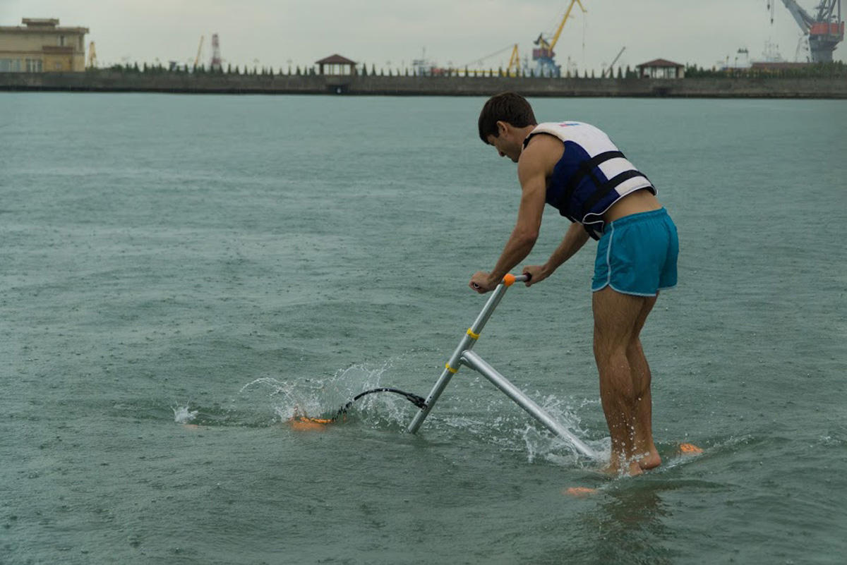 Такого в Азербайджане еще не было! Как парить на воде при помощи мускул и крыльев (ФОТО)