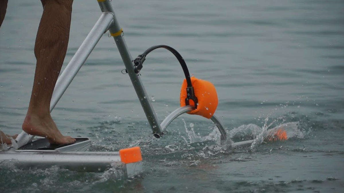 Такого в Азербайджане еще не было! Как парить на воде при помощи мускул и крыльев (ФОТО)