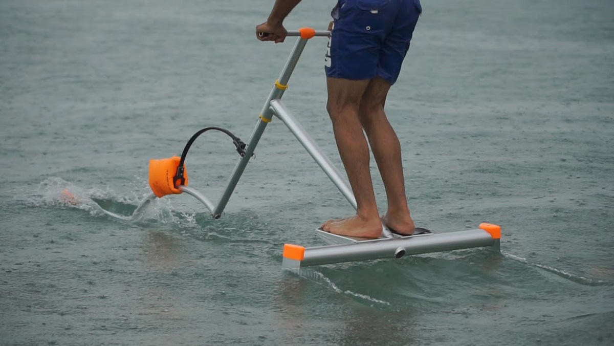 Такого в Азербайджане еще не было! Как парить на воде при помощи мускул и крыльев (ФОТО)