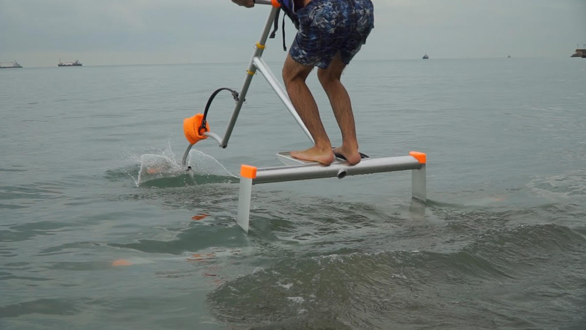 Такого в Азербайджане еще не было! Как парить на воде при помощи мускул и крыльев (ФОТО)