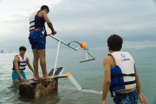 Такого в Азербайджане еще не было! Как парить на воде при помощи мускул и крыльев (ФОТО)