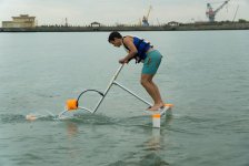 Такого в Азербайджане еще не было! Как парить на воде при помощи мускул и крыльев (ФОТО)