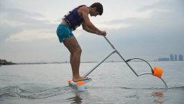 Такого в Азербайджане еще не было! Как парить на воде при помощи мускул и крыльев (ФОТО)